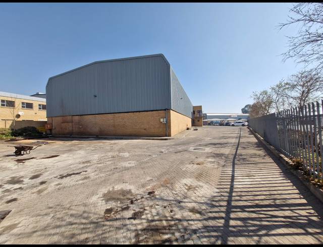 1,350M² WAREHOUSE TO LET IN JET PARK
